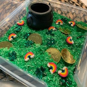 St. Pattys day sensory bin for littles!